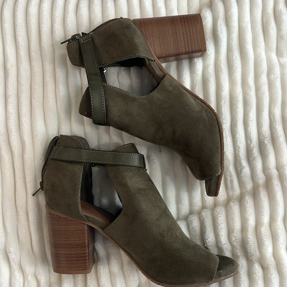 Woman’s chunky heel. Kenneth Cole. Size 8.5 - Picture 2 of 3